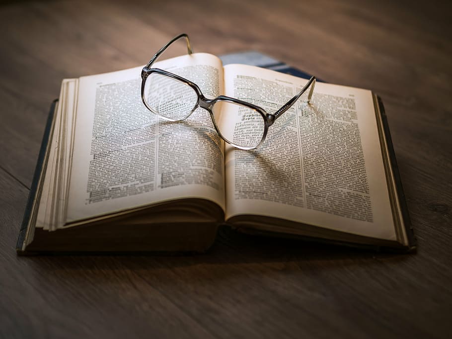 ulleres, superior, obert, llibre, coneixement, biblioteca, gots, llibre de text, informació, educació, literatura, pila, estudiar, llegir, paper, prestatge per a llibres, escola, saviesa, vell, vintage, prestatgeria, coberta, text, recerca, ciència, antiguitat, llibreria, retro, imprimir, universitat, fusta, pàgina, literari, paret, taula, macro, primer pla, cap gent, passat de moda, directament a sobre, tir de l'estudi, a l'interior, publicació, natura morta, vista d’angle alt, material de fusta, comunicació, absència, enfocament selectiu, centrar-se en primer pla, accessori personal, 4K
