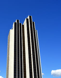 grattacielo, costruzione, architettura, facciata, grattacieli, orizzonte, città, alto, amburgo, cielo, moderno, arte della costruzione, struttura costruita, esterno dell'edificio, scena urbana, edificio per uffici, posto famoso, blu, cielo sereno, soleggiato, Inquadratura dal basso, edificio per uffici esterno, natura, nessuno, luce del sole, giorno, alto - alto, copia spazio, ufficio, all'aperto, 4K, CC0, dominio pubblico, privo di copyright