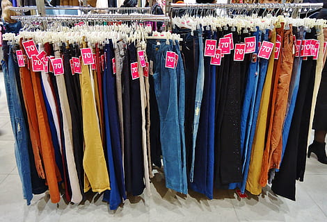 assortito, jeans, grigio, scaffalatura metallica, pantaloni, negozio, memorizzare, appendiabiti, cuscinetto, capi di abbigliamento, Al dettaglio, moda, variazione, scelta, multicolore, grande gruppo di oggetti, sospeso, preparativi, nessuno, fianco a fianco, abbondanza, di fila, in vendita, shopping, mercato, tessile, saldi, in casa, collezione, esposizione al dettaglio, ordine, consumismo, mercatino, 4K, CC0, dominio pubblico, privo di copyright