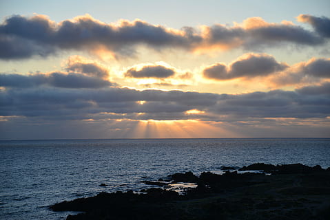 Weiß, Wolken, tagsüber, Sonnenuntergang, Sonnenstrahlen, sehen, Horizont, Sonne, Landschaft, Himmel, Hintergrundbild, dunkle Wolken, Strand, Pazifik, Meer, Wasser, wolke - himmel, Szenen - Natur, Schönheit in der Natur, Horizont über Wasser, Ruhe, ruhige Szene, Natur, idyllisch, Sonnenstrahl, keine Leute, Sonnenlicht, Land, Dramatischer Himmel, draußen, 5K, CC0, gemeinfrei, lizenzfrei
