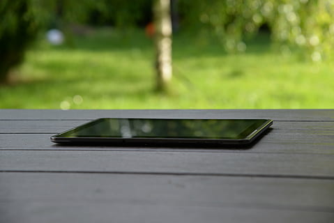 nero, Tablet, schermo, tavolo, tavoletta, esso, tecnologia, giardino, tempo libero, recupero, tenere sotto controllo, ipad, mobile, portatile, tavoletta digitale, touch screen, computer, all'aperto, Internet, tecnologia wireless, mobilità, erba, parco, giorno, colore verde, legno - materiale, pianta, nessuno, parco - spazio creato dall'uomo, concentrarsi sulle conoscenze acquisite, natura, messa a fuoco selettiva, panchina, assenza, posto a sedere, luce del sole, campo, panchina del parco, ringhiera, 5K, CC0, dominio pubblico, privo di copyright
