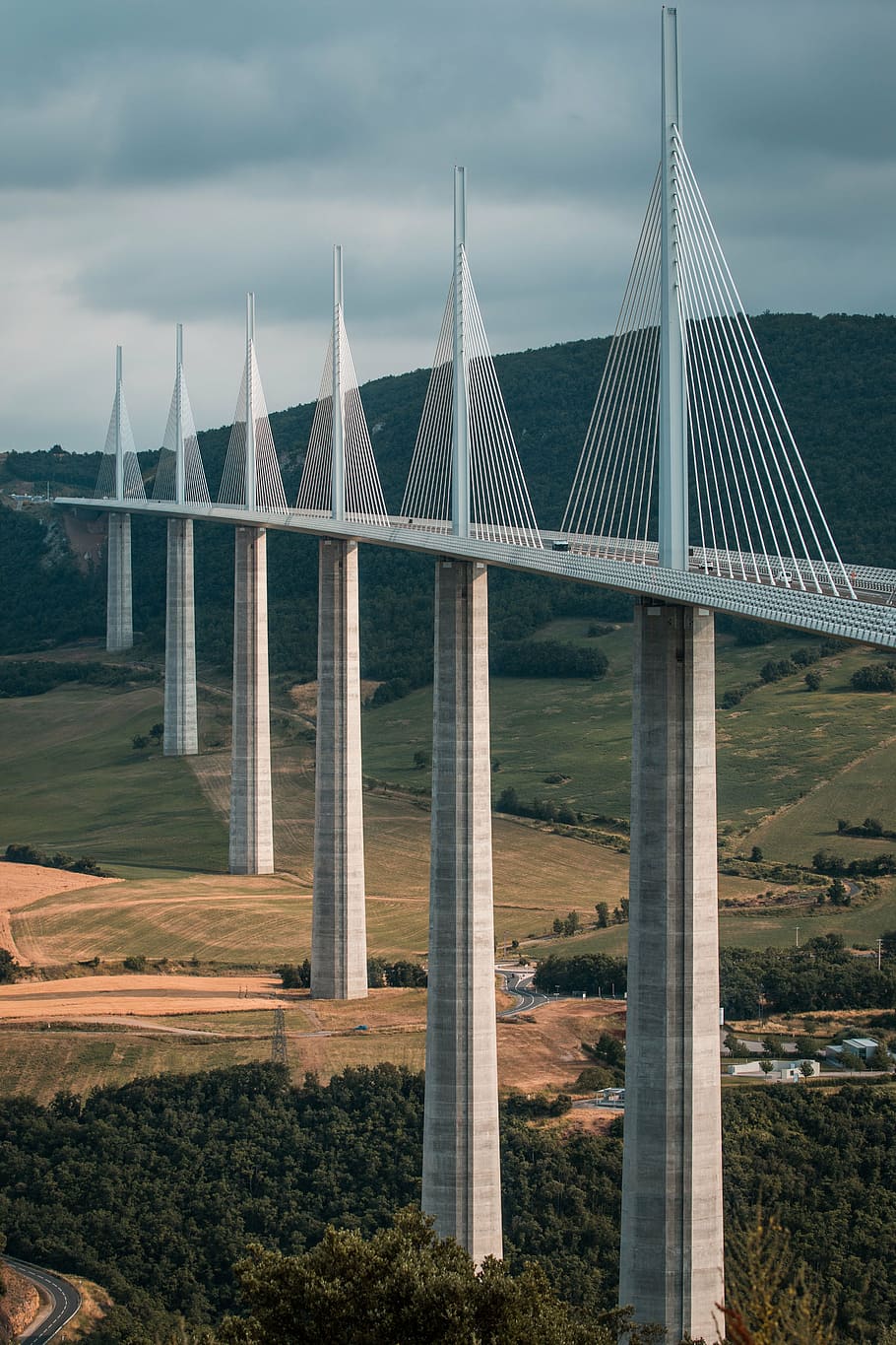blanc, pont, ennuvolat, cel, arquitectura, edifici, infraestructura, viatjar, a l'aire lliure, muntanya, referència, viatge, naturalesa, arbres, planta, estructura construïda, núvol - cel, cap gent, connexió, arbre, dia, medi ambient, pont - estructura feta per l'home, transport, terra, exterior de l'edifici, núvol, columna arquitectònica, 5K