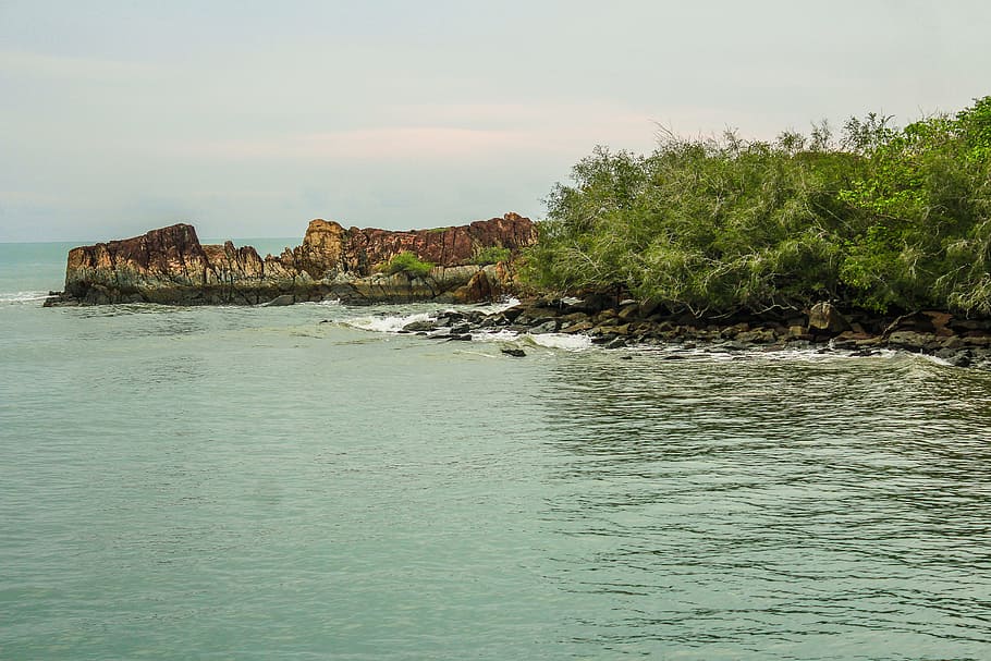 verd, fulles, arbre, platja, núvols, Costa, illa, paisatge, naturalesa, ningú, oceà, a l'aire lliure, roques, costa rocosa, escena, escènic, mar, paisatge marí, vora del mar, Riba, turisme, arbres, vista, aigua, onades, cel, davant del mar, rock, rock - object, bellesa a la natura, sòlid, escenics - natura, tranquil·litat, terra, escena tranquil·la, dia, planta, cap gent, 2K