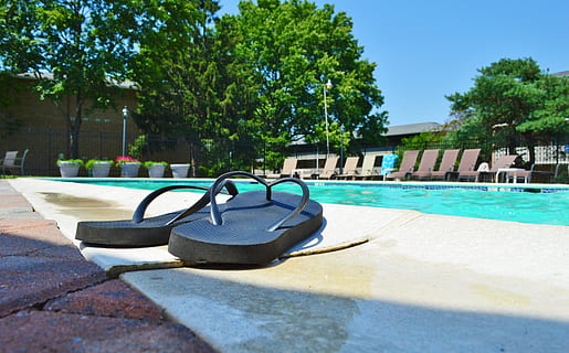 papuci flip-flop, piscină, vară, concediu de odihna, vacanţă, albastru, relaxa, flip-, apă, călătorie, pereche, timp liber, pantof, relaxare, flops, înot, accesorii, ușoară, însorit, piscina, plantă, copac, natură, arhitectură, zi, lumina soarelui, nici o persoana, construită, exteriorul clădirii, fata sau curtea din spate, scaun, în aer liber, absență, oraș, luxos, 5K, CC0, domeniu public, fără drepturi de autor