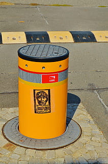 porta, serratura, bitta, automatico, anche jahn, Berlino, giallo, sentiero, giorno, strada, città, nessuno, all'aperto, luce del sole, metallo, vista dall'alto, comunicazione, marciapiede, colore arancione, testo, sicurezza, mezzi di trasporto, simbolo, cartello, pattumiera, 5K, CC0, dominio pubblico, privo di copyright