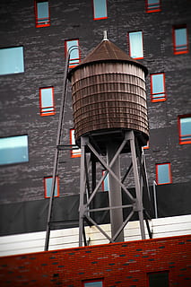 die Architektur, Gebäude, Konstruktion, Container, Glas, hoch, Froschperspektive, draußen, stehlen, Panzer, Fenster, gebaute Struktur, Gebäudehülle, keine Leute, Flachwinkelansicht, rot, Tag, Wasserturm - Lagertank, Backstein, Ziegelwand, Wand, Wandbau - Funktion, Natur, Flagge, Lagertank, Umweltschutz, Metall, 5K, CC0, gemeinfrei, lizenzfrei