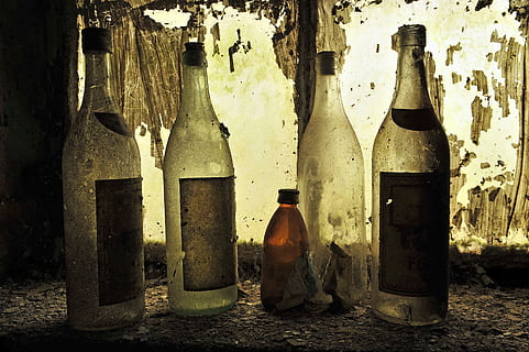 flasker, tom, gammel, vinflaske, vin, vingård, flaske, mørk, snavset, ingen mennesker, gammeldags, alkohol, kork - prop, drikke, beholder, stilleben, glas - materiale, mad og drikke, indendørs, forfriskning, dag, valg, forladt, forældet, variation, gruppe af objekter, 4K, CC0, offentligt domæne, royaltyfrie
