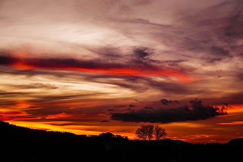 llum, alba, paisatge, naturalesa, retroil·luminat, núvols, ennuvolat, contrast, fosc, dramàtica, vespre, tarda, gris, taronja, a l'aire lliure, vermell, escènic, silueta, cel, tempesta, sol, posta de sol, viatjar, temps, groc, núvol - cel, bellesa a la natura, color taronja, cel dramàtic, escenics - natura, escena tranquil·la, tranquil·litat, multicolor, cap gent, medi ambient, cloudscape, idíl·lic, arbre, por, cel romàntic, 5K, CC0, domini públic, lliure de regalies