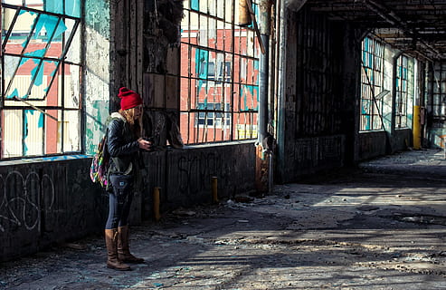 dona, portar, vermell, Teixir, tapa, endins, abandonat, edifici, finestra, gorro de punt, edifici abandonat, gent, arquitectura, vell, brut, estructura construïda, escena urbana, una persona, adult, ciutat, persones reals, longitud completa, dia, estils de vida, de peu, exterior de l'edifici, vista lateral, activitat d'oci, dones, roba casual, a l'aire lliure, roba, deteriorament, 4K, CC0, domini públic, lliure de regalies