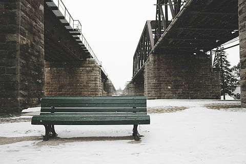 banc en neu, verd, banc, hivern, neu, pont, fred, Banc del parc, pas inferior, nevar, paret de maó, maó, riu, abandonat, traintrack, sol, arquitectura, temperatura de fred, estructura construïda, seient, buit, dia, cap gent, parc, naturalesa, absència, exterior de l'edifici, a l'aire lliure, cel, parc - l'home va fer espai, camp, 5K, CC0, domini públic, lliure de regalies