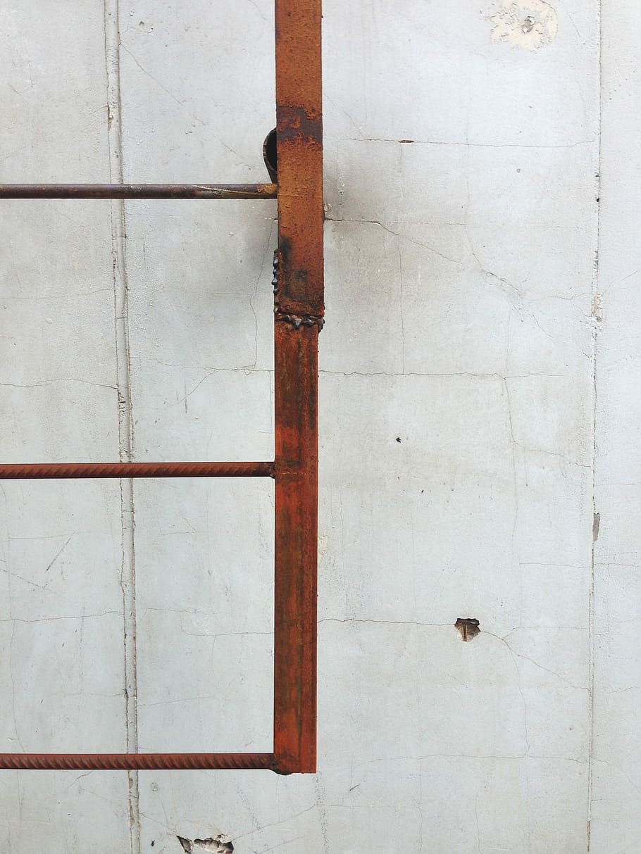 marró, escala de metall, paret, fusta, marc, muntat, fons, copyspace, mòbil, fotografia mòbil, minimalisme, rajola, sòls, estructura construïda, a l'interior, cap gent, funció de construcció de parets, arquitectura, patró, marc complet, Color blanc, material de fusta, primer pla, sòl de rajoles, dia, disseny, bany, metall, 2K