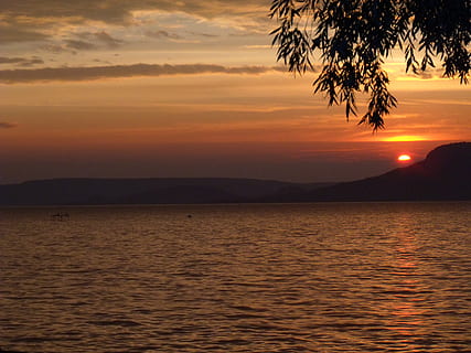 západ slunce, loď, Ó, vzduch, nebe, scenics - příroda, voda, krása v přírodě, klidné scény, klid, nábřeží, oranžová barva, hora, moře, idylický, nikdo, silueta, mrak - nebe, Příroda, strom, mimoměstské scény, slunce, venku, 2K, CC0, veřejná doména, bez autorských práv