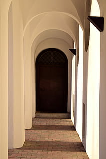 architecture, door, input, within, gang, passage, light, columnar, arches, historically, arch, built structure, building, arcade, entrance, architectural column, corridor, no people, the way forward, lighting equipment, direction, building exterior, empty, flooring, tiled floor, outdoors, the past, electric lamp, colonnade, arched, luxury, 5K, CC0, public domain, royalty free
