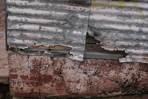 metallo, vecchio, ruggine, arrugginito, mattoni, intemperie, corrosione, corroso, danneggiato, grunge, ferro, Materiale, acciaio, struttura, logoro, anziano, Australia, caratteristica della parete, architettura, struttura costruita, fotogramma intero, parete, declino, nessuno, deterioramento, muro di mattoni, avvicinamento, abbandonato, giorno, corri giù, cattiva condizione, mattone, all'aperto, ondulato, rovinato, 2K, CC0, dominio pubblico, privo di copyright