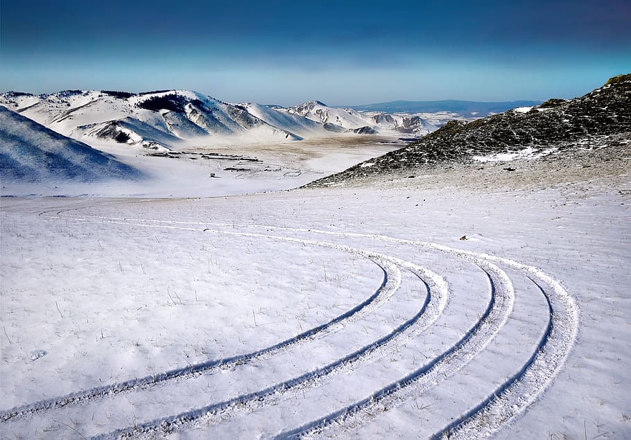 fotografia de referència, turons, cobert, neu, núvols, fred, la llum del dia, gelades, congelat, gel, paisatge, cim de muntanya, muntanyes, naturalesa, a l'aire lliure, escènic, vista, cel, muntanyes cobertes de neu, nevat, pistes, hivern, paisatge d'hivern, temperatura de fred, muntanya, medi ambient, escenics - natura, Serra, muntanya nevada, bellesa a la natura, esport d'hivern, dia, escena no urbana, destinacions de viatge, Color blanc, aventura, carretera, 4K