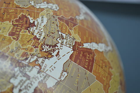 Brun, hvid, nærbillede foto, globus, kort, lande, jorden, global, geografi, kort over verden, sfære, planet, verden, syrien, tæt på, indendørs, ingen mennesker, selektiv fokusering, meddelelse, stilleben, enkelt objekt, verdenskort, kloden - menneskeskabt objekt, tekst, mønster, bord, videnskab, vejledning, fokus på forgrunden, religion, høj vinkel visning, studio skud, global kommunikation, 5K, CC0, offentligt domæne, royaltyfrie