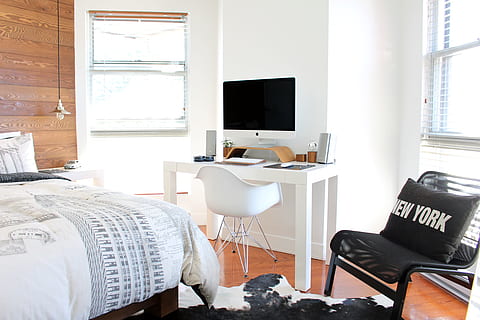 argento imac, bianca, tavolo, letto, Camera da letto, sedie, computer, mobilia, finestre, interno di casa, in casa, finestra, stanza domestica, sedia, giorno, assenza, posto a sedere, tecnologia, set televisivo, persone, stili di vita, luce del sole, comunicazione, appartamento, schermo piatto, 5K, CC0, dominio pubblico, privo di copyright