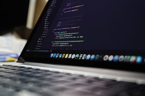 kody, komputer, elektronika, laptop, macbook, ekran, technologia, porozumiewanie się, połączenie, technologia bezprzewodowa, zbliżenie, selektywne skupienie, śieć komputerowa, Internet, wewnątrz, klawiatura, żadnych ludzi, wyposażenie komputera, tekst, klawiatura komputerowa, czarny kolor, dane, kultura i rozrywka artystyczna, instrument klawiszowy, programista komputerowy, 5K, CC0, domena publiczna, darmowe zdjęcia