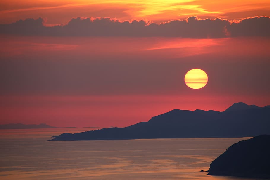 solnedgang, rød himmel, sol, himmel, dubrovnik, rejse, smuk, ø, skyer, rød, skønhed i naturen, scenics - natur, rolig scene, ro, bjerg, vand, hav, sky - himmel, idyllisk, natur, orange farve, dramatisk himmel, bjergkæde, silhuet, ingen mennesker, miljø, romantisk himmel, udendørs, 5K