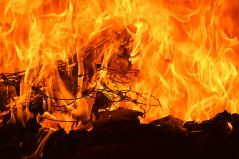 Feuer, Hintergrund, Flamme, heiß, schwarz, lodernd, Inferno, brennen, Hitze, Risiko, das feurige, Hölle, Textur, Element, Kamin, entzünden, brennbar, Orange, Detail, isoliert, lodern, Licht, Energie, Blitz, Leidenschaft, rot, Gelb, Grill, gefährlich, wunderschönen, Feuer - natürliches Phänomen, Hitze - Temperatur, Verbrennung, Nacht-, Natur, keine Leute, Holz - Material, glühend, Unfälle und Katastrophen, Kommunikation, Zeichen, orange Farbe, Warnschild, Holz, Log, Zerstörung, Umgebung, Lagerfeuer, 5K, CC0, gemeinfrei, lizenzfrei