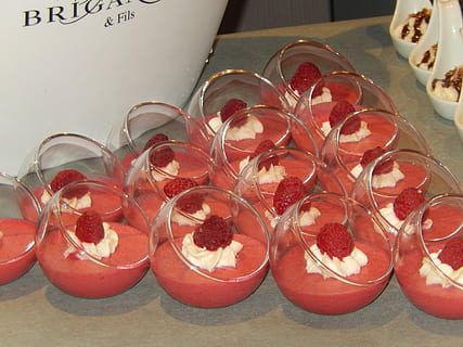 mousse de frambuesa, cocina, Pastelería, mesa, rojo, material de vidrio, vista de alto ángulo, adentro, nadie, vaso, de cerca, transparente, naturaleza muerta, envase, equipo doméstico, frescura, comida, gran grupo de objetos, comida y bebida, tarro, centrarse en primer plano, bandeja, 2K, CC0, dominio público, libre de derechos