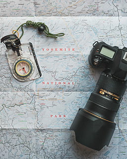 sort, nikon dslr kamera, ved siden af, kortkompass, dslr kamera, top, kort, kamera, kompas, fotografering, nikon, len, udforske, plan, snor, toggle, Yosemite, rejse, californium, Yosemite National Park, digital, ingen mennesker, stilleben, indendørs, tekst, meddelelse, planlægning, verdenskort, teknologi, vejledning, retning, ferie, forberedelse, studio skud, kamera - fotografisk udstyr, pas, turisme, personlige tilbehør, 4K, CC0, offentligt domæne, royaltyfrie