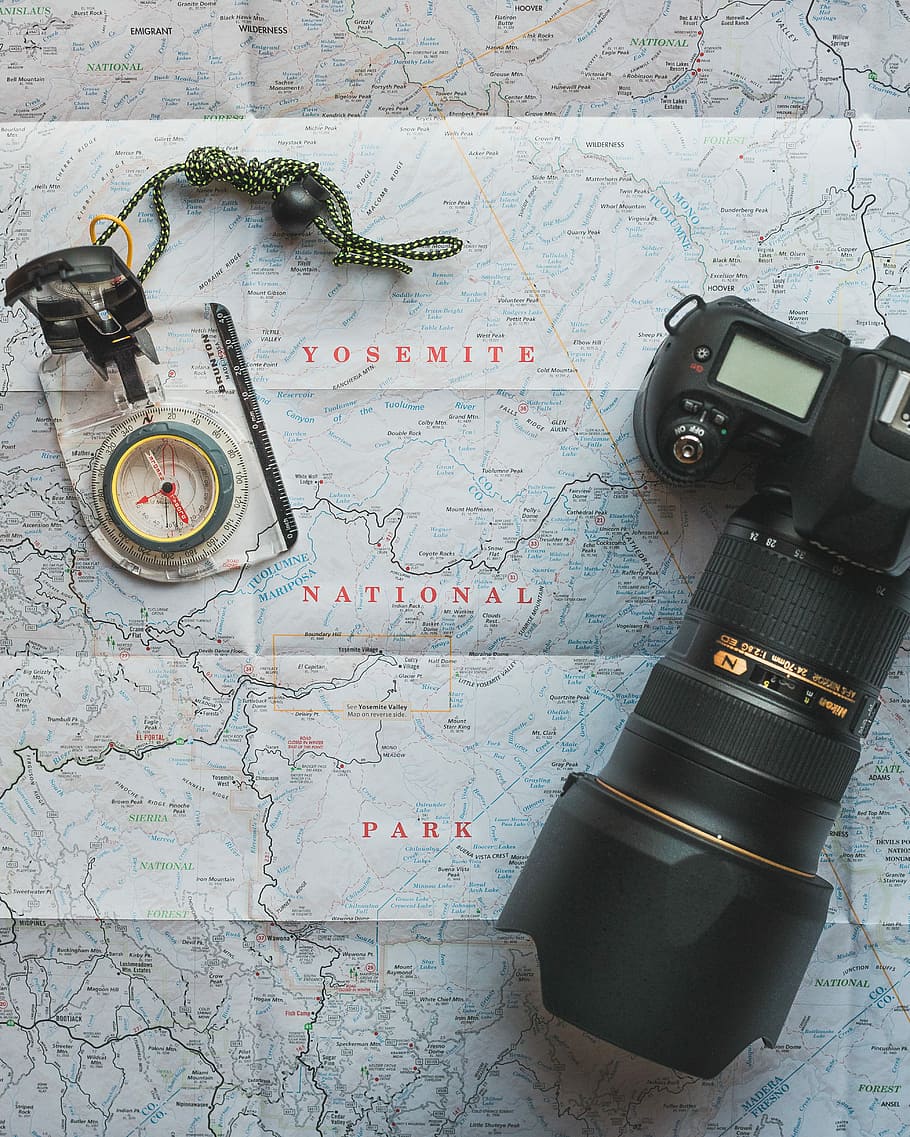 sort, nikon dslr kamera, ved siden af, kortkompass, dslr kamera, top, kort, kamera, kompas, fotografering, nikon, len, udforske, plan, snor, toggle, Yosemite, rejse, californium, Yosemite National Park, digital, ingen mennesker, stilleben, indendørs, tekst, meddelelse, planlægning, verdenskort, teknologi, vejledning, retning, ferie, forberedelse, studio skud, kamera - fotografisk udstyr, pas, turisme, personlige tilbehør, 4K