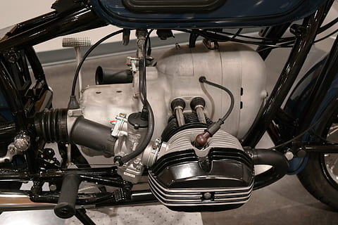 bmw, moto, motor, retro, transport, manera de transport, vehicle terrestre, cap gent, metall, primer pla, cotxe, part del vehicle, automòbil, a l'interior, tecnologia, maquinària, part de la màquina, dia, estacionari, taller de reparació d'automòbils, compres, garatge, roda, crom, 4K, CC0, domini públic, lliure de regalies