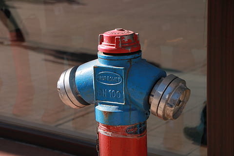 Brann, hydrant, støpsel, pumpe, forsyning, vann, bransjer, brannhydrant, fokusere på forgrunnen, metall, sikkerhet, ulykker og katastrofer, beskyttelse, dag, rød, tekst, ingen folk, nødutstyr, nærbilde, blå, kommunikasjon, utendørs, vestlig skript, utstyr, bygget struktur, arkitektur, maskinventil, 4K, CC0, offentlig domene, opphavsrett gratis