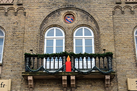 balkong, vindu, hjem, bygning, arkitektur, rustikk, tre, lukker, historisk, skodder, ramme, gammelt hus, bygget struktur, bygge eksteriør, bue, dag, vegg, historie, fortiden, veggbyggingsfunksjon, ingen folk, murstein, murvegg, utendørs, inngang, boligområde, sete, gammel, dør, 5K, CC0, offentlig domene, opphavsrett gratis