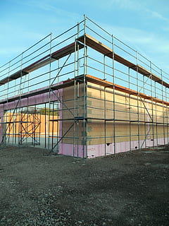 stillas, konstruksjon, nettstedet, byggearbeid, bygge, arbeid, ny bygning, arbeidsstell, shell, kontorbygning eksteriør, moderne, bygge eksteriør, fasade, bygget struktur, arkitektur, himmel, natur, sky - himmel, ingen folk, dag, gress, sport, utendørs, land, gjerde, grense, felt, bygning, barriere, anlegg, metall, refleksjon, 2K, CC0, offentlig domene, opphavsrett gratis