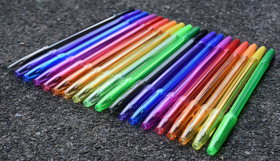 penna, strumento di scrittura, partire, ufficio, colorato, colore, accessori per ufficio, forniture per ufficio, Stazionario, coolie, Evidenziatore, gli appunti, multicolore, variazione, spettro, arcobaleno, nessuno, avvicinamento, scelta, in casa, illuminato, sfondo nero, arte e artigianato, matita, grande gruppo di oggetti, creatività, di fila, matita colorata, mestiere, colore vibrante, preparativi, colore arancione, natura morta, fianco a fianco, 5K