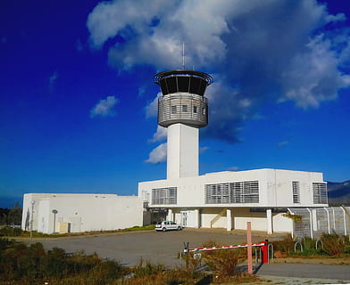 Flughafen, Kontrollturm, Turm, Steuerung, Flugplatz, Gebäudehülle, gebaute Struktur, die Architektur, Himmel, Natur, wolke - himmel, Gebäude, Tag, Blau, Pflanze, draußen, keine Leute, Flachwinkelansicht, Stadt, große Höhe, Land, modern, Sonnenlicht, Reise, 1080P, CC0, gemeinfrei, lizenzfrei