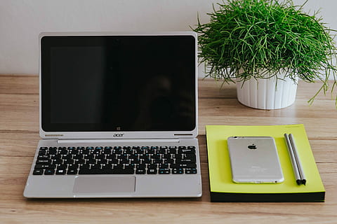 ordinateur portable acer argent, blanc, bloc-notes, en bois, argent, acer, portable, pomme blanche, iphone Apple, Pomme, iphone, travail, carnet, affaires, téléphone intelligent, crayon, ordinateur, La technologie, clavier d'ordinateur, Bureau, personne, pc, table, moniteur d'ordinateur, à l'intérieur, l'Internet, Technologie sans fil, bois - matériau, plante, lien, nature morte, plante en pot, équipement informatique, la communication, dispositif d'information portable, vue grand angle, couleur verte, clavier, plante d'appartement, 4K, CC0, domaine public, libre de droits