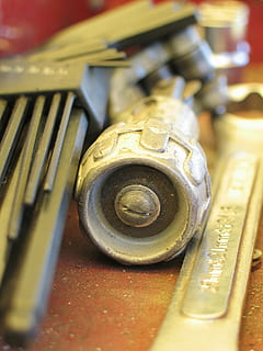 herramientas, llave Allen, llave, metal, de cerca, naturaleza muerta, nadie, adentro, enfoque selectivo, centrarse en primer plano, mesa, equipo, tecnología, número, vista de alto ángulo, temas de fotografia, color dorado, día, antiguo, escritura occidental, texto, 2K, CC0, dominio público, libre de derechos