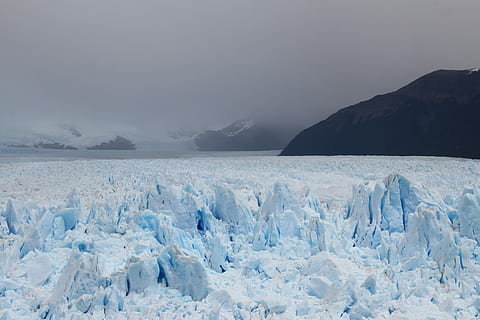 schneebedecktes Meer, breit, Winkel Foto, Eisgelände, Schnee, Eis, Berg, Wolke, Landschaft, Gletscher, Nebel, Argentinien, Abenteuer, Reise, Natur, Perito Moreno Gletscher, Patagonium, kalte Temperatur, Winter, gefroren, Schönheit in der Natur, Wasser, Szenen - Natur, Umgebung, Himmel, ruhige Szene, Ruhe, keine Leute, Meer, draußen, schneebedeckter Berg, 5K, CC0, gemeinfrei, lizenzfrei
