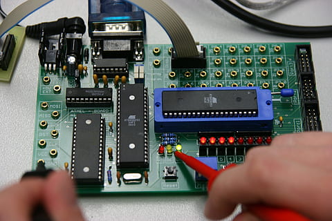 la personne, en portant, soudure, le fer, planche, électronique, ordinateur, entraînement, la mécatronique, mesure, vérifier, La technologie, numérique, groupe de construction, câble, module, enseignement, Université, étudiant, étude, main humaine, main, partie du corps humain, Industrie électronique, industrie, fermer, circuit imprimé, à l'intérieur, personnes, équipement, ingénierie, adulte, Occupation, complexité, mise au point sélective, équipement informatique, doigt, composant électrique, 4K, CC0, domaine public, libre de droits
