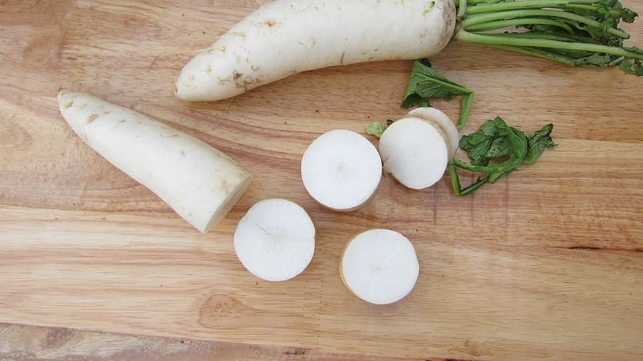 rodanxes de rave, rave blanc, remolatxa, cu cai, menjar i beguda, menjar, frescor, vegetals, taula de tallar, natura morta, alimentació saludable, taula, a l'interior, benestar, material de fusta, aliments crus, herba, vista d’angle alt, preparació, ingredient, cap gent, directament a sobre, primer pla, picat, preparar el menjar, 4K