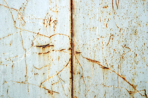 sense títol, superfície ratllada, metall, textura, superfície, metàl·lic, material, acer, placa, grunge, ferro, vell, industrial, fons, marc complet, resistent, cap gent, material de fusta, aixafar, espatllat, primer pla, declivi, deteriorament, mal estat, aspre, patró, descamació, a l'aire lliure, dia, estructura construïda, rovellat, arruïnat, 4K, CC0, domini públic, lliure de regalies