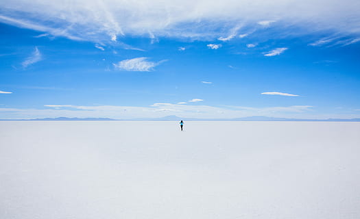 persona, para caminar, arena, cubierto, campo, tiempo de día, hombre, campo de nieve, nube, azul, sal, plano, Utah, gran lago Salado, lago salado, blanco, Desierto, paisaje, cielo, montaña, al aire libre, una persona, paisajes - naturaleza, nube - cielo, belleza en la naturaleza, ambiente, naturaleza, escena tranquila, invierno, horizonte sobre tierra, día, tranquilidad, tierra, temperatura fría, distante, horizonte, escena no urbana, sal plana, 5K, CC0, dominio público, libre de derechos