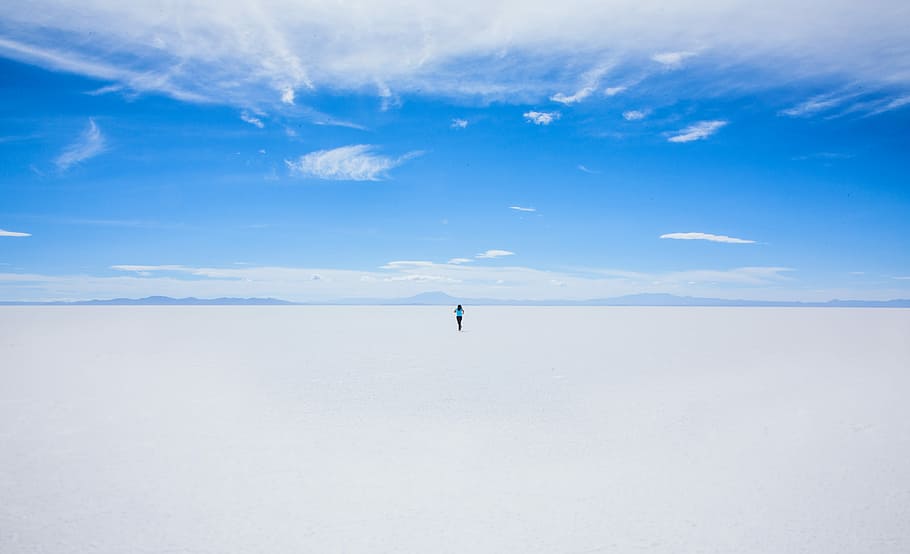 persona, para caminar, arena, cubierto, campo, tiempo de día, hombre, campo de nieve, nube, azul, sal, plano, Utah, gran lago Salado, lago salado, blanco, Desierto, paisaje, cielo, montaña, al aire libre, una persona, paisajes - naturaleza, nube - cielo, belleza en la naturaleza, ambiente, naturaleza, escena tranquila, invierno, horizonte sobre tierra, día, tranquilidad, tierra, temperatura fría, distante, horizonte, escena no urbana, sal plana, 5K