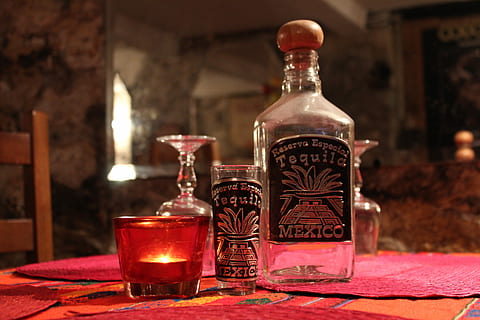 avvicinamento, foto, bicchierino, Tequila, bottiglia, bicchiere, bottiglia di tequila, liquore, trasparente, Messico, bar, ristorante, in casa, vecchio stile, tavolo, antico, variazione, contenitore, concentrarsi sulle conoscenze acquisite, cibo e bevande, vetro - materiale, nessuno, bere, natura morta, rinfresco, alcool, legno - materiale, 5K, CC0, dominio pubblico, privo di copyright
