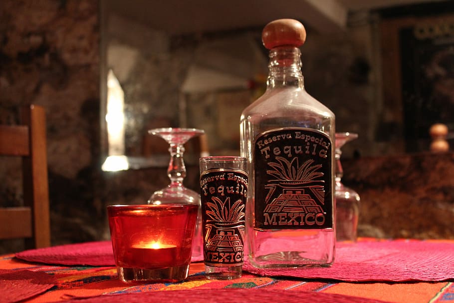 avvicinamento, foto, bicchierino, Tequila, bottiglia, bicchiere, bottiglia di tequila, liquore, trasparente, Messico, bar, ristorante, in casa, vecchio stile, tavolo, antico, variazione, contenitore, concentrarsi sulle conoscenze acquisite, cibo e bevande, vetro - materiale, nessuno, bere, natura morta, rinfresco, alcool, legno - materiale, 5K