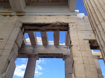 Griechenland, Wolke, Himmel, Säule, Blau, Natur, Wolken, Weiß, Sandstein, Akropolis, die Ruinen der, die Architektur, architektonische Säule, berühmter Platz, Geschichte, gebaute Struktur, Flachwinkelansicht, keine Leute, die Vergangenheit, Tag, alt, Gebäudehülle, obsolet, beschädigt, uralt, Gebäude, draußen, Reiseziele, verwittert, Holz - Material, ruiniert, alte Zivilisation, Kolonnade, Archäologie, 2K, CC0, gemeinfrei, lizenzfrei