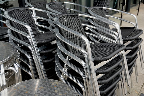stole, stablet, sæder, stak, møbel, bunke, restaurant, ingen, sæde, cafe, cafeteria, stables, mange, sidde, stål, masser, metal, metallisk, bar, inventar, spisning, reflekterende, skinnende, stol, ingen mennesker, stor gruppe af objekter, arrangement, stilleben, tom, fravær, dag, indendørs, mønster, høj vinkel visning, teknologi, overflod, kabel, i en række, forbindelse, bord, kompleksitet, sølvfarvet, elektrisk udstyr, 5K, CC0, offentligt domæne, royaltyfrie
