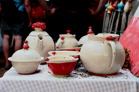 vasellame, terracotta, pentola, krug, ciotole, ceramica, rosso, esposizione, cibo, culture, fatti in casa, cibo e bevande, tavolo, nessuno, in vendita, concentrarsi sulle conoscenze acquisite, avvicinamento, in casa, fianco a fianco, scelta, Al dettaglio, grande gruppo di oggetti, variazione, contenitore, natura morta, attrezzature domestiche, arte e artigianato, esposizione al dettaglio, 5K, CC0, dominio pubblico, privo di copyright