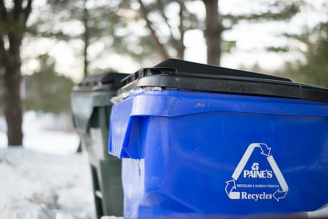 basura, reciclar, compartimiento, azul, comunicación, de cerca, centrarse en primer plano, día, tacho de basura, naturaleza, nadie, texto, invierno, firmar, al aire libre, nieve, árbol, transporte, tacho de reciclaje, escritura occidental, envase, 5K, CC0, dominio público, libre de derechos