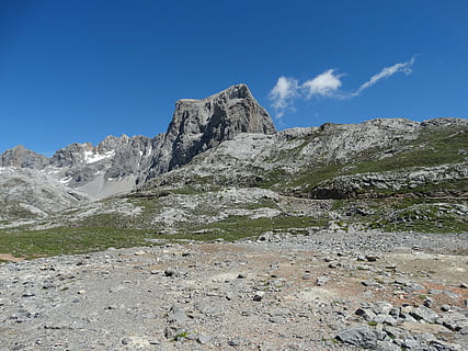 gunung, batu, tebing, cantabria, alam, pariwisata, Spanyol, pemandangan, Latar Belakang, liburan, ketenangan, wallpaper, musim panas, langit, scenics - alam, keindahan di alam, pegunungan, hari, lingkungan Hidup, adegan yang tenang, biru, tidak ada orang, batu - benda, padat, adegan non-urban, awan - langit, menanam, di luar rumah, puncak gunung, pembentukan, 5K, CC0, domain publik, bebas royalti