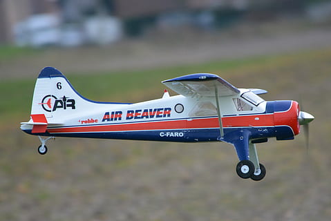 Ebene, Luft, Modellflugzeug, fliegen, Luftfahrzeug, Transportmittel, Flugzeug, Transport, Fokus auf den Vordergrund, Seitenansicht, keine Leute, Tag, einzelnes Objekt, fliegend, Retro-Stil, draußen, Natur, unterwegs, Bewegung, Propeller, Nahansicht, 4K, CC0, gemeinfrei, lizenzfrei