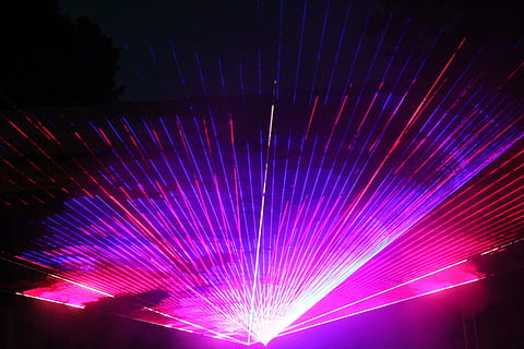 Lasershow, Cottbus, Deutschland, abstrakt, Nacht-, glühend, Hintergründe, beleuchtet, Kunst, Kultur und Unterhaltung, mehrfarbig, Licht - natürliches Phänomen, Lichtanlage, Nachtleben, Veranstaltung, Musik-, Licht, keine Leute, lila, drinnen, pinke Farbe, Muster, Nachtclub, Bewegung, Vergnügen, Party - gesellschaftliches Ereignis, Laser-, Decke, hell, Konzert der populären Musik, Bühne, 2K, CC0, gemeinfrei, lizenzfrei